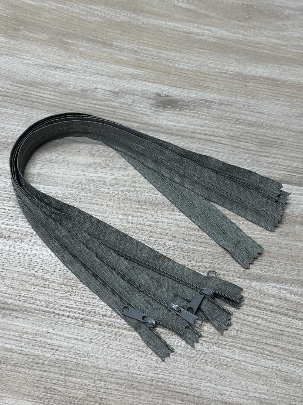 3CFC-OUTLET 樹脂拉鍊， 3種尺寸，閉口式 YKK拉鍊