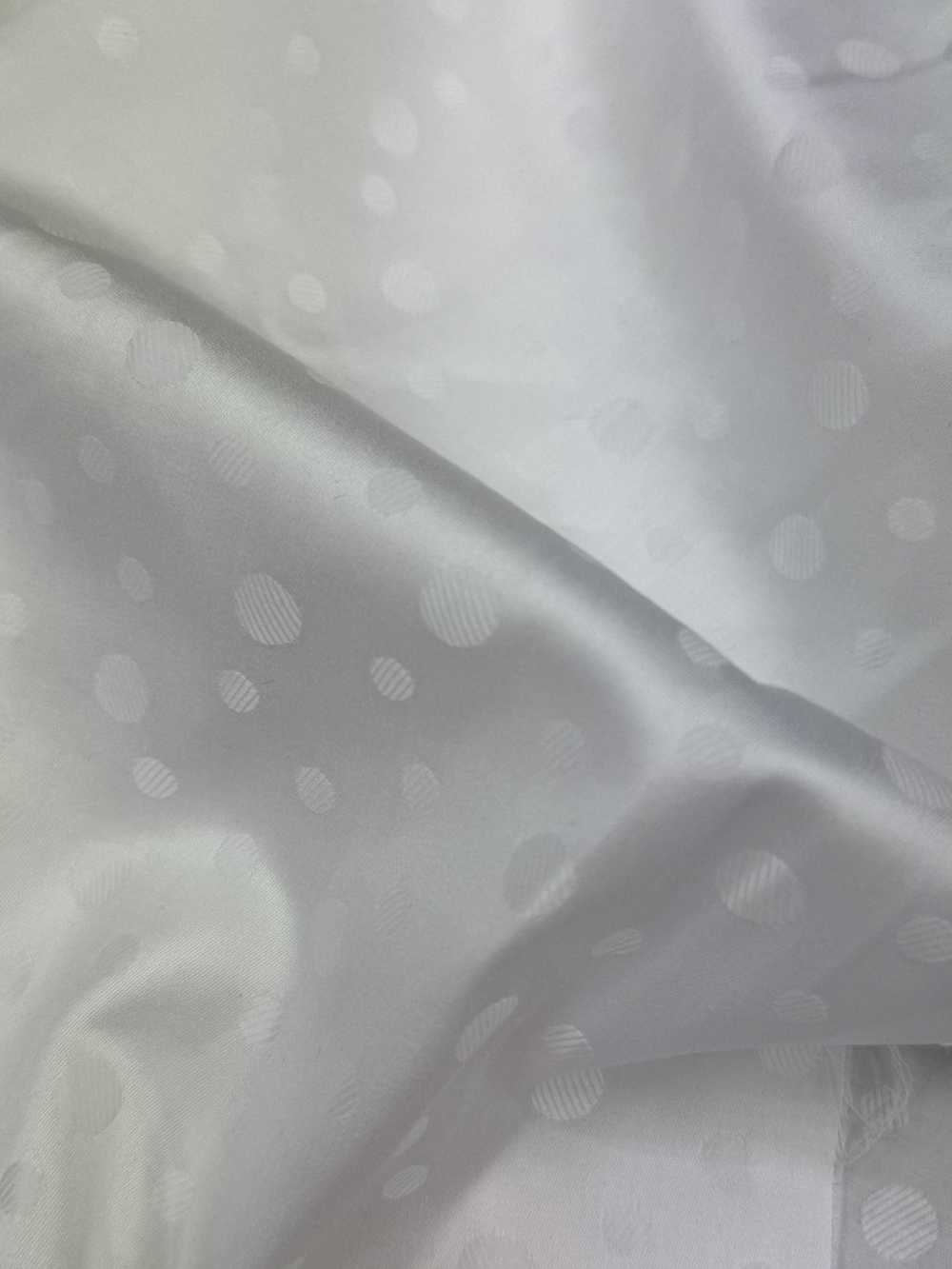 1090 正式場合穿著的白色緞紋，腰部背面。[口袋裡料]