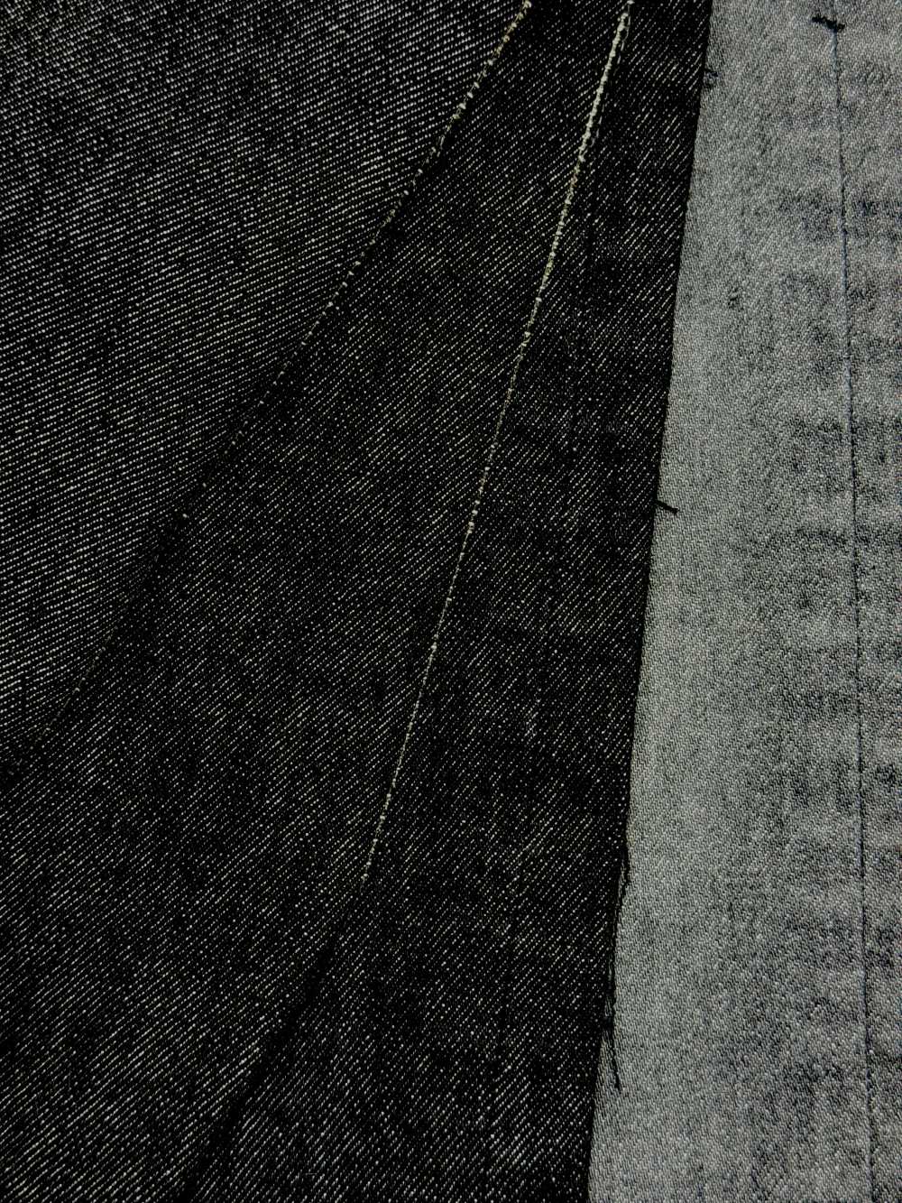 這款「超彈性牛仔布」兼具牛仔布的經典外觀和令人難以置信的彈性。